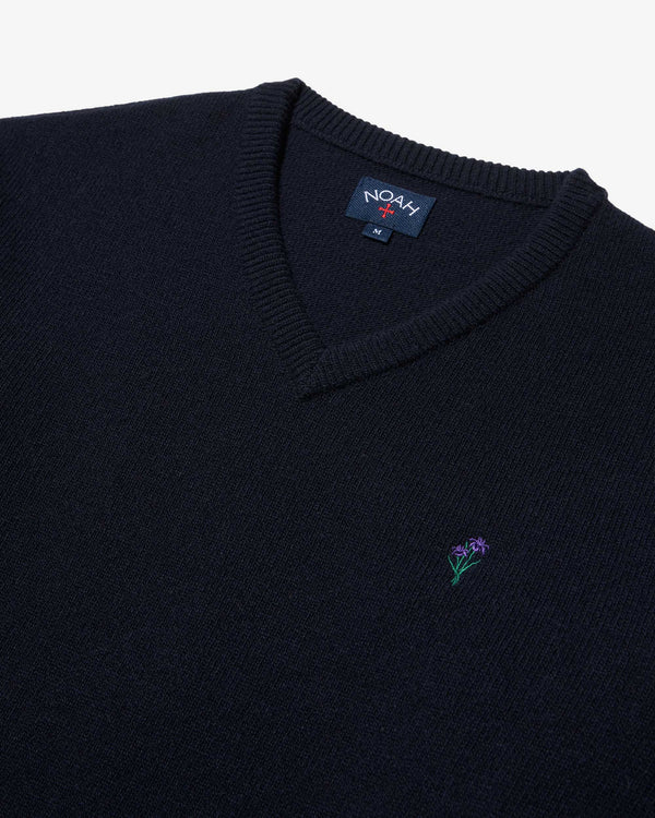 Noah - V-Neck Merino Sweater - Detail